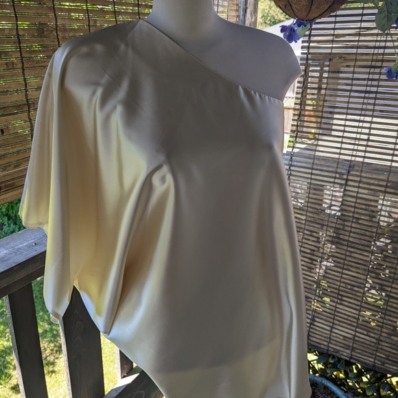 Off the shoulder satin finish top . - Picture 5 of 10
